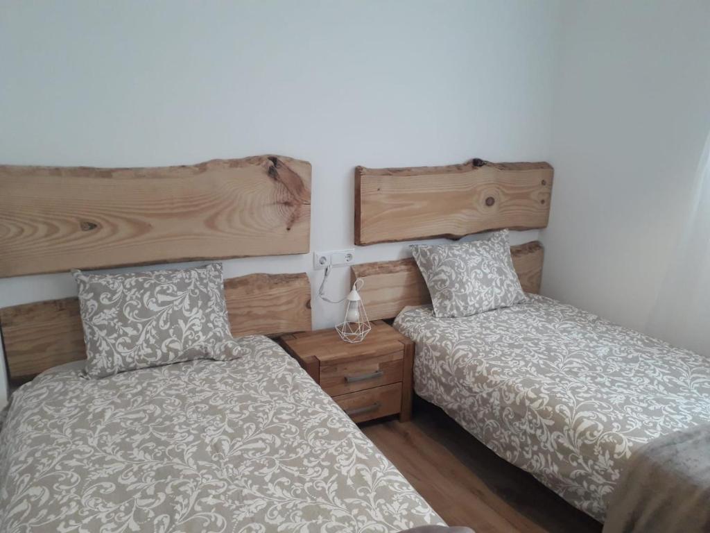 洛格罗尼奥Céntrico y con encanto en tierra de vinos的一间卧室设有两张床和木制床头板