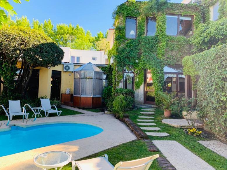 科洛尼亚-德尔萨克拉门托博萨达德尔安琪儿酒店 的一个带游泳池和房子的庭院