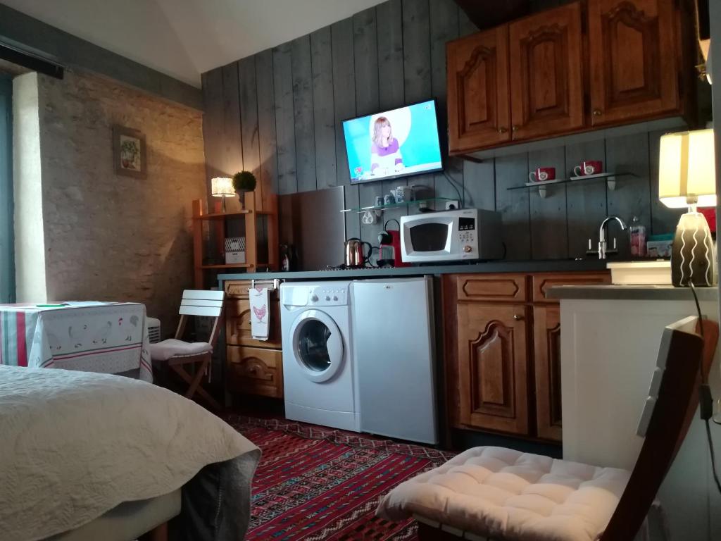 韦兹莱韦兹莱极好一室公寓的厨房配有洗衣机和微波炉。