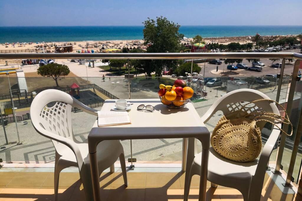 蒙蒂戈杜La Francesa Algarve的海滩景阳台配有桌椅
