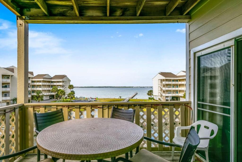 彭萨科拉海滩Baywatch A8的阳台配有桌椅,享有水景。