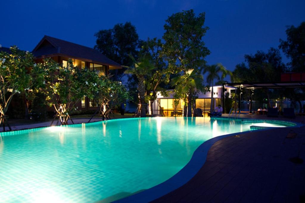安帕瓦格雷斯安帕瓦酒店的夜间大型游泳池