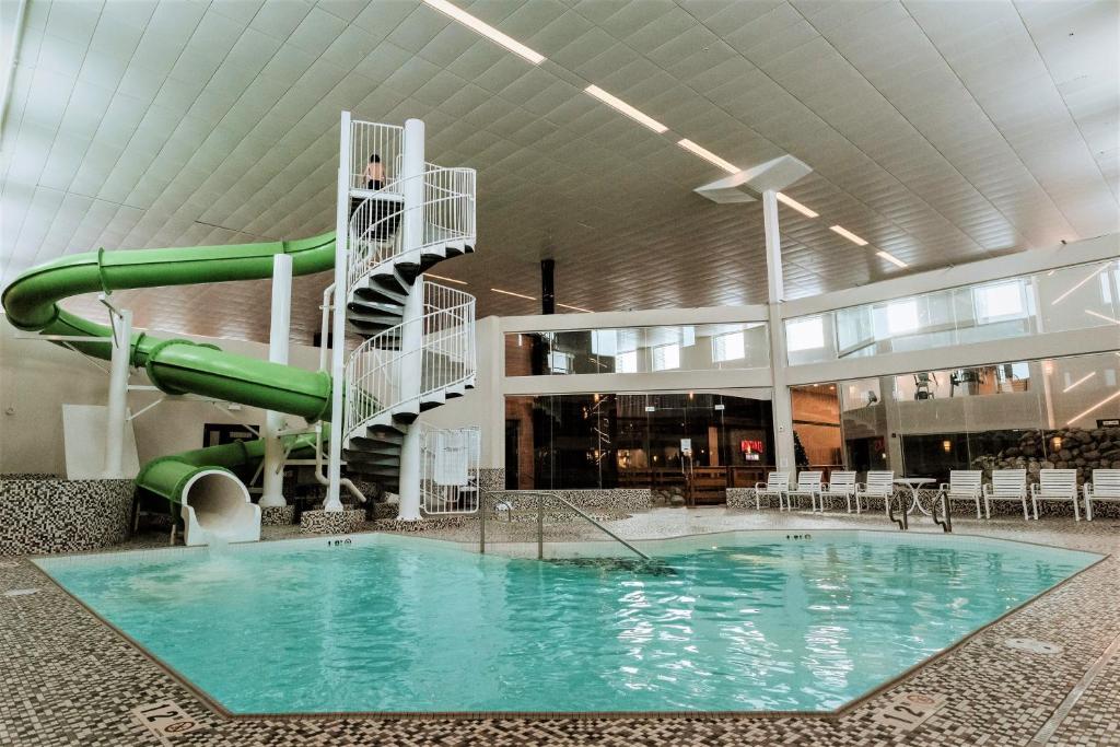 尼斯库Coast Nisku Inn & Conference Centre的一座带滑梯的室内游泳池