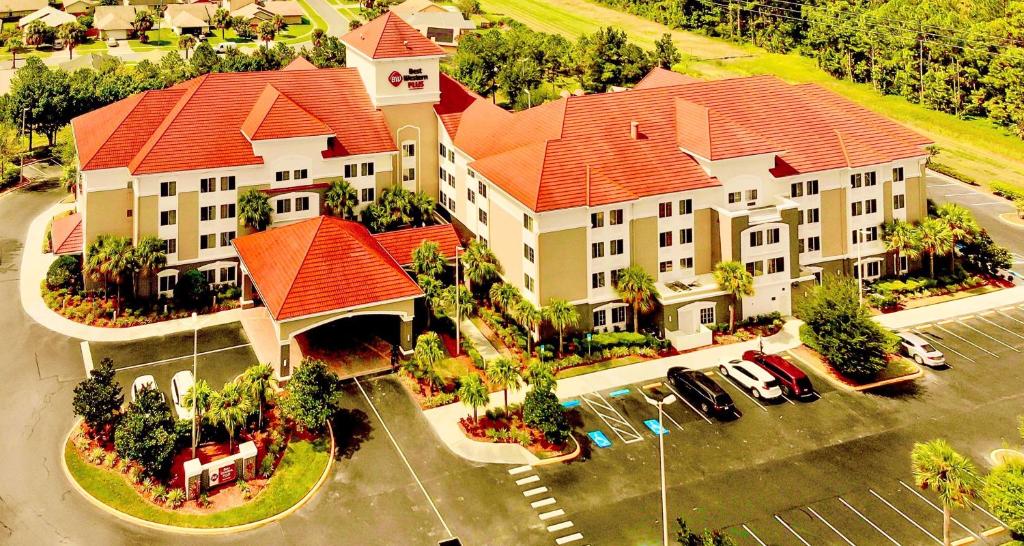 基西米Best Western Plus Orlando Lake Buena Vista South Inn & Suites的享有红色屋顶的大型建筑的顶部景色