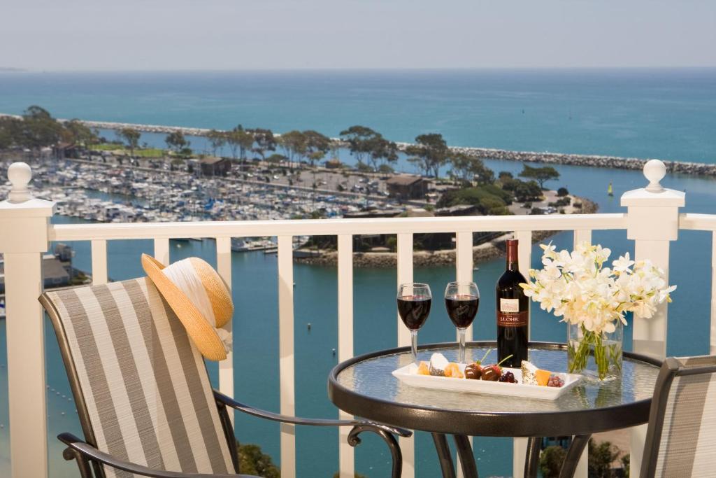 丹纳岬蓝灯笼旅馆，四姐妹旅馆的一张桌子,上面放着两杯葡萄酒和一盘食物
