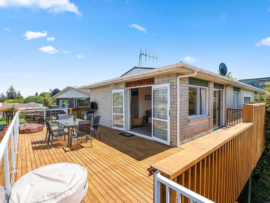 陶波Central Riverside Retreat - Taupo Holiday Home的房屋设有1个带桌椅的甲板