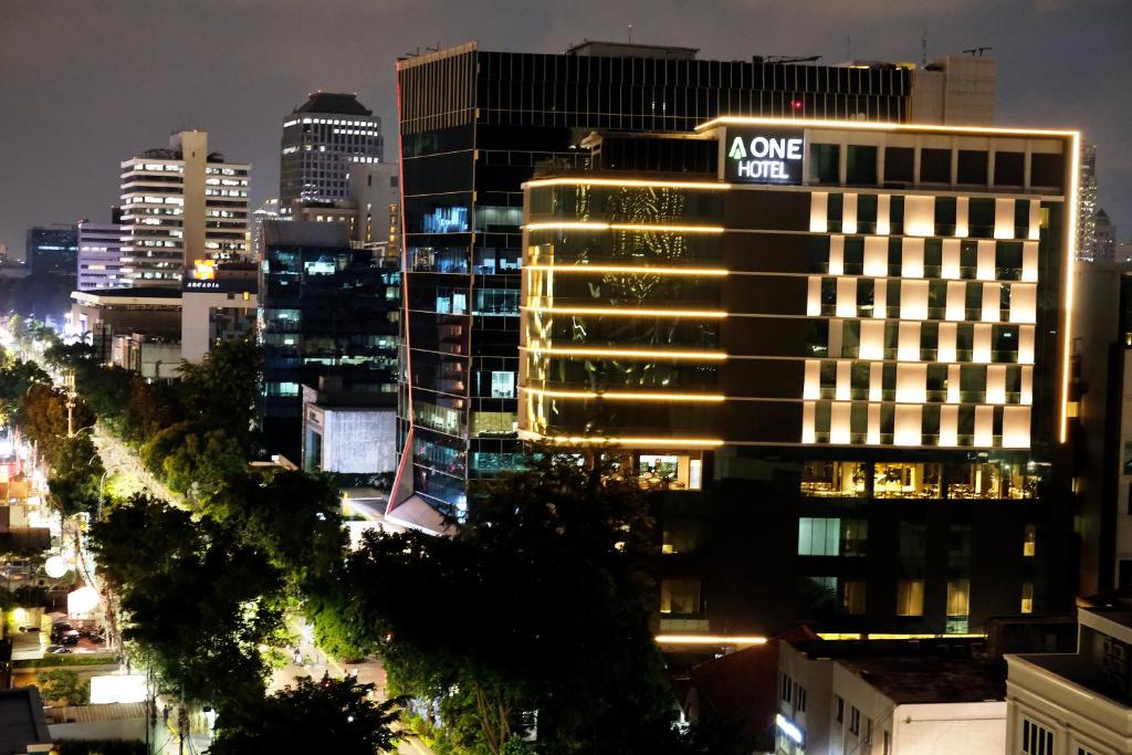 雅加达AONE酒店的城市的一座有灯光的建筑