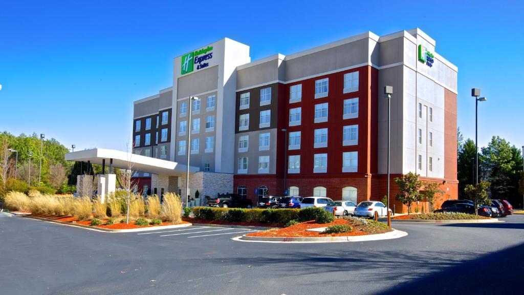 德卢斯Holiday Inn Express & Suites Atlanta NE- Duluth, an IHG Hotel的酒店大楼前面设有停车场