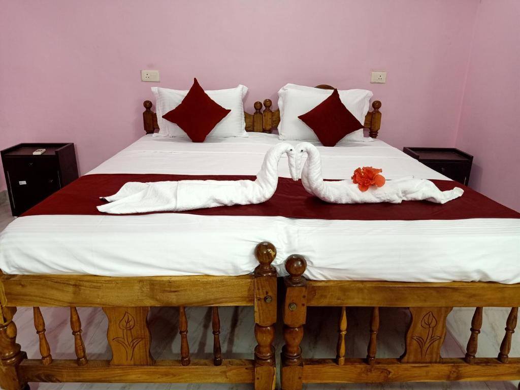 瓦尔恰Rendezvous Place- Luxurious apartment的一间卧室配有一张带两张婚礼毛巾的床