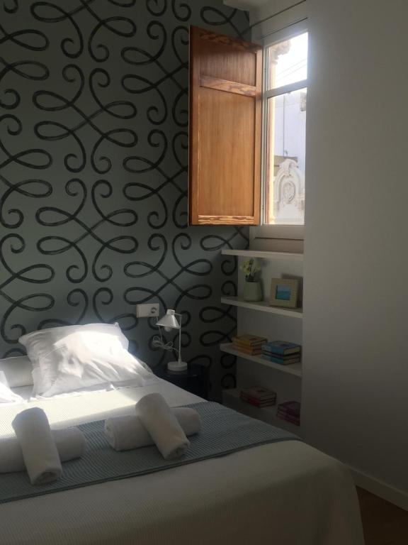 瓦伦西亚L'Esplai Valencia的一间卧室设有一张床和一个窗口
