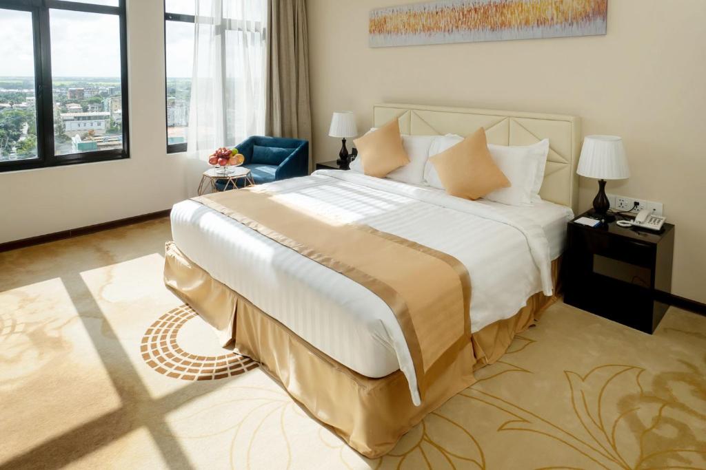仰光Hotel Sanchaung的一间卧室设有一张大床和一个大窗户