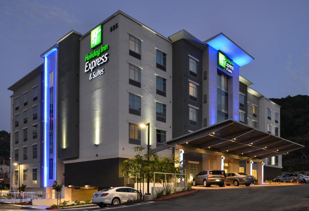 圣地亚哥圣地亚哥智选假日酒店 - 米申谷的停车场内有车辆的旅馆