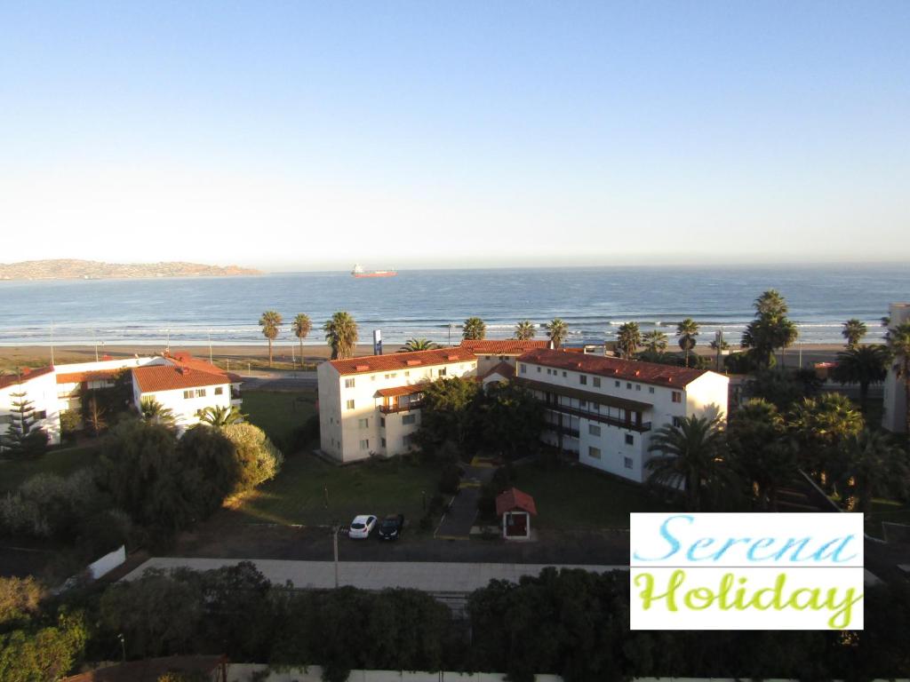 拉塞雷纳Serena Holiday Vista的背景中享有一座建筑的海景
