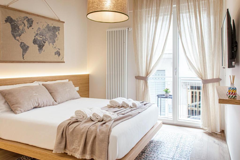 滨海波利尼亚诺Dimora Labbate的一间卧室设有一张床和一个大窗户