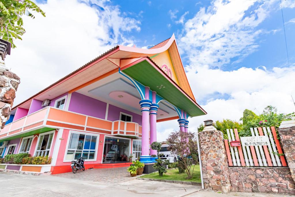 宋卡M度假旅馆的一座色彩缤纷的房屋,拥有一座大型建筑