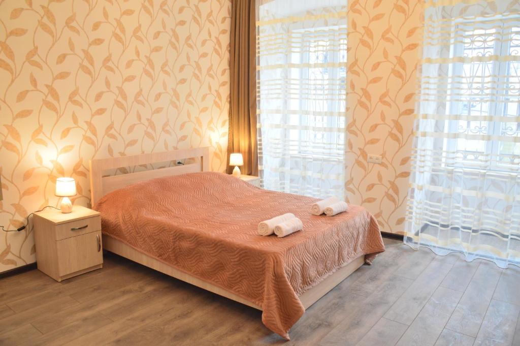 第比利斯Mtatsmindaze的一间卧室配有一张床,上面有两条毛巾