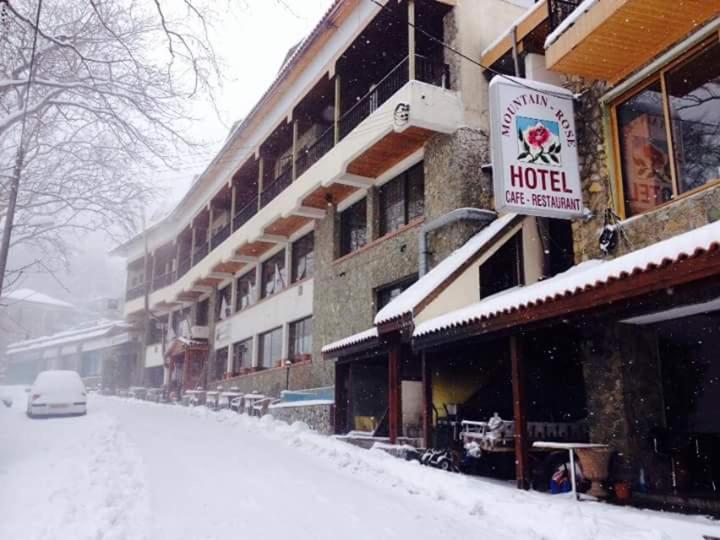 佩多拉斯Mountain Rose Hotel & Restaurant的酒店前的一条有雪覆盖的街道