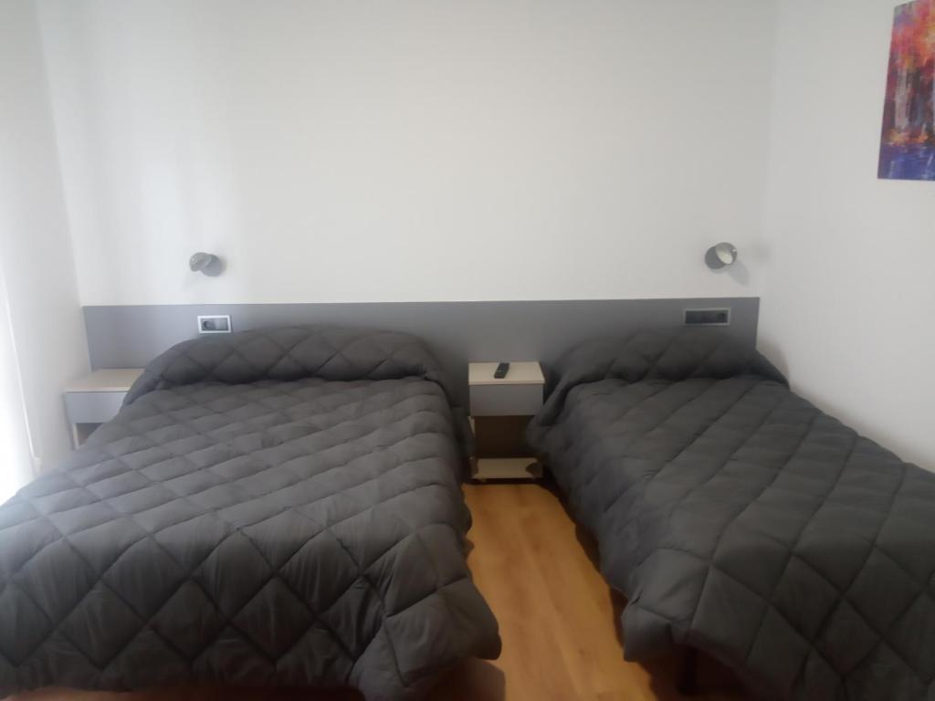 奥伦塞Hostal Outarelo的一间卧室,配有两张床
