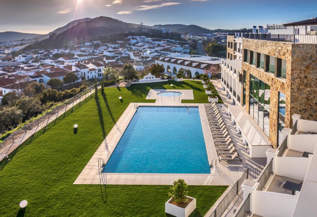 阿拉色那Barceló Aracena & Spa的享有带游泳池的建筑的空中景致