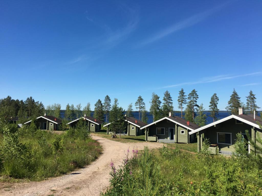 TaipalsaariLomamökit Saimaanranta Suur-Saimaa Strand Resort Oy的一条土路上的小屋