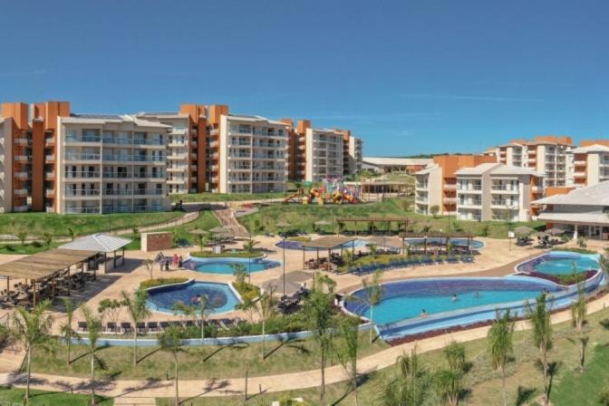 卡达斯诺瓦斯Ilhas do Lago Eco Resort - Apartamento的享有度假胜地的空中景致,设有2个游泳池