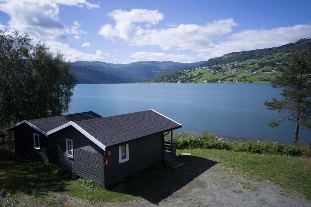 Hafslo林莫希特小屋酒店的一大片水边的小房子