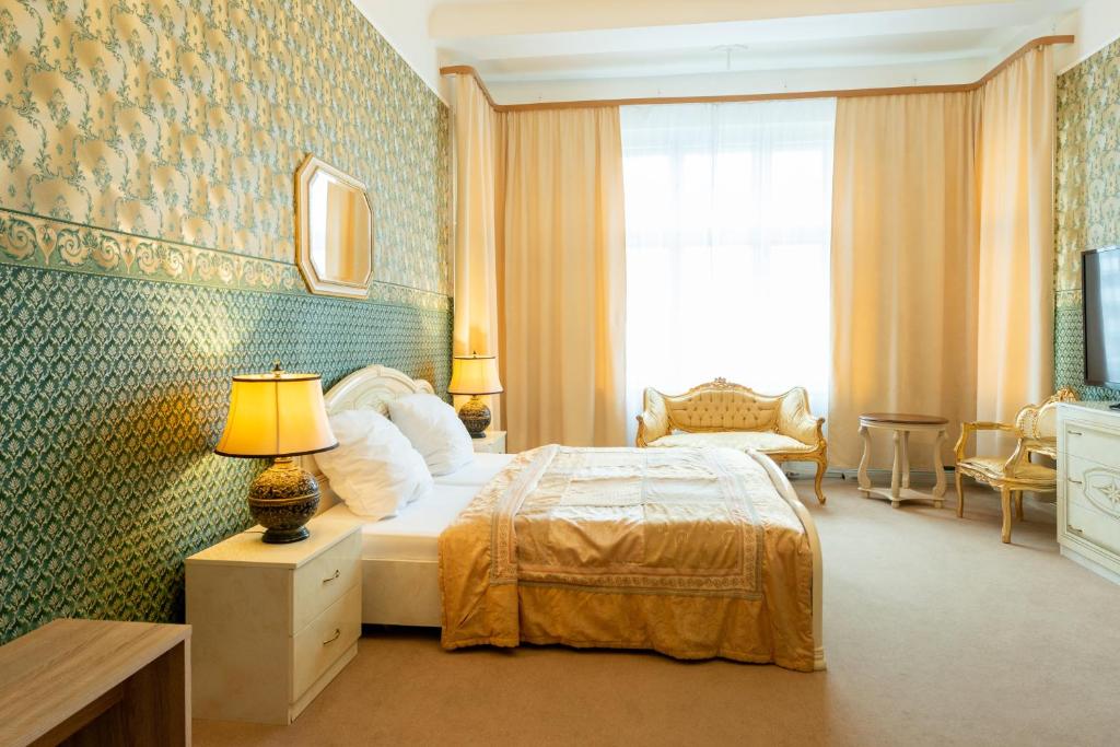 柏林达勒姆潘森酒店的酒店客房设有床和窗户。