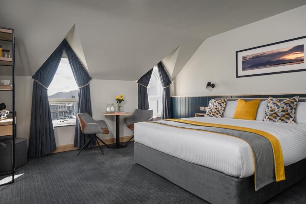 卡斯尔韦伦Hillyard House Hotel的配有一张床和一张书桌的酒店客房
