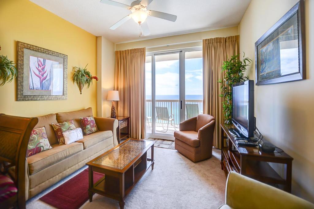 巴拿马城海滩Sunrise Beach Resort III的带沙发和电视的客厅
