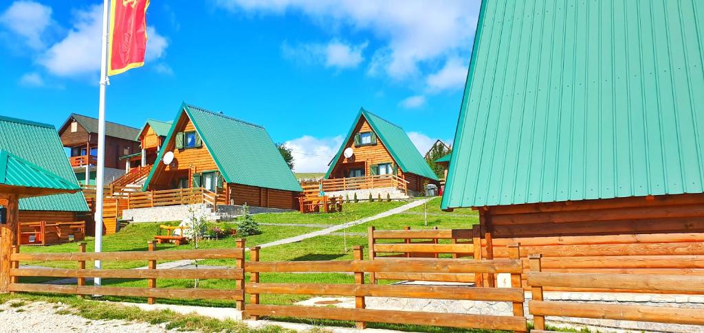 扎布利亚克Woodland的一排带绿色屋顶的木制房屋