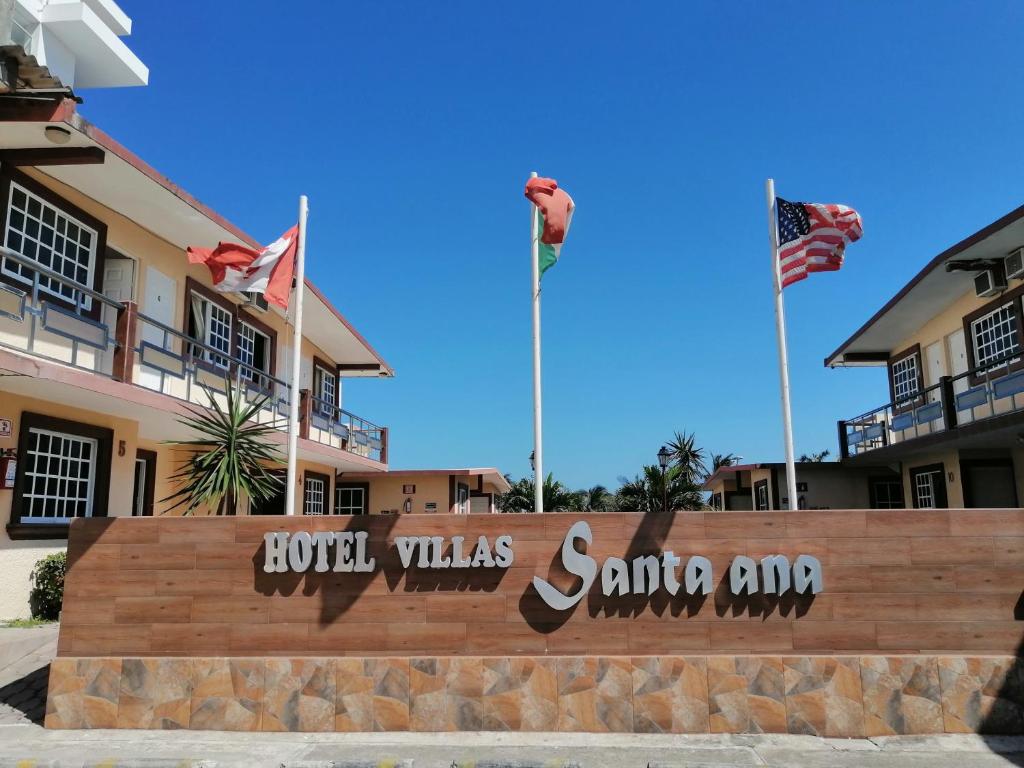 博卡德尔里奥Hotel Villas Santa Ana的桑塔阿纳别墅前的标志