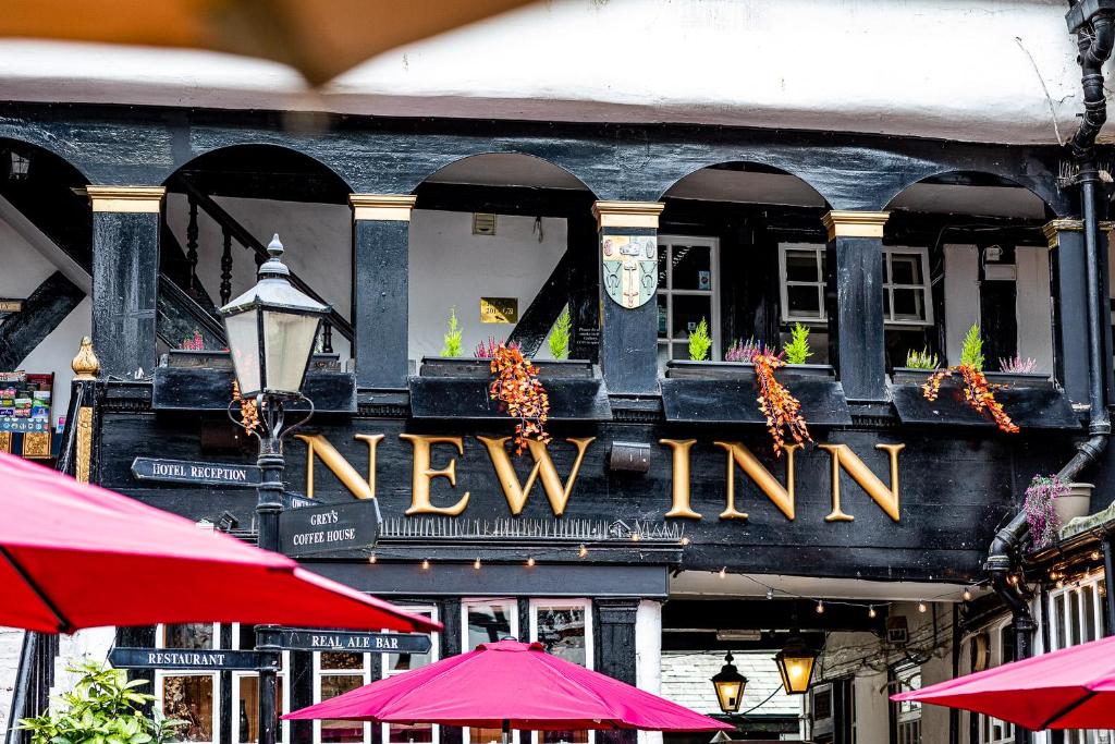 格洛斯特The New Inn by Roomsbooked的大楼一侧的新旅馆标志