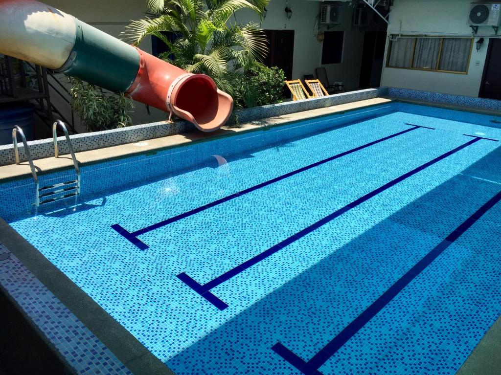 瓜亚基尔Hotel MundialCity的一座蓝色瓷砖的大型游泳池