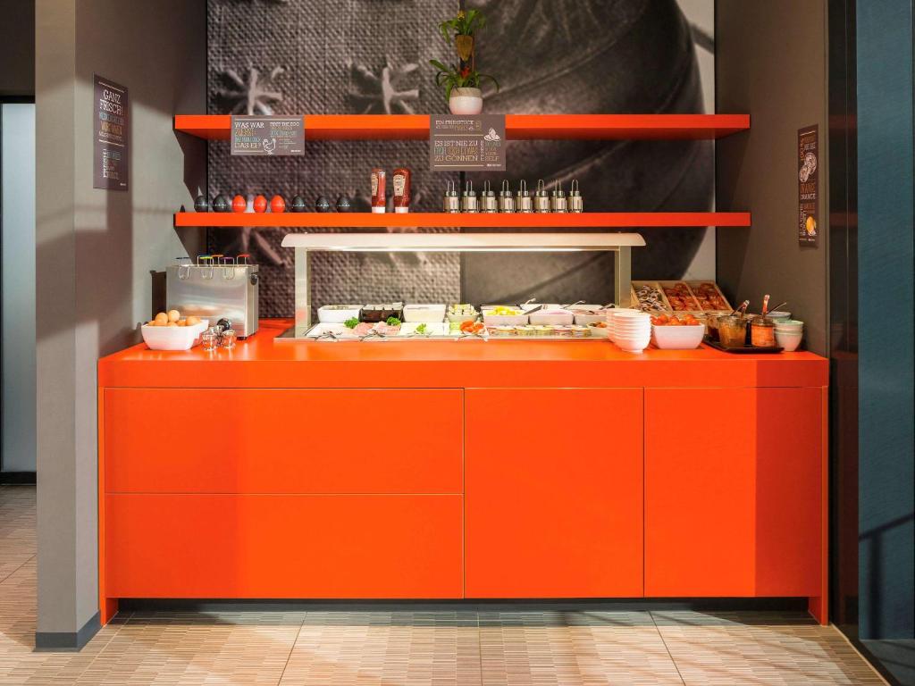 ibis Baden Neuenhof的厨房或小厨房