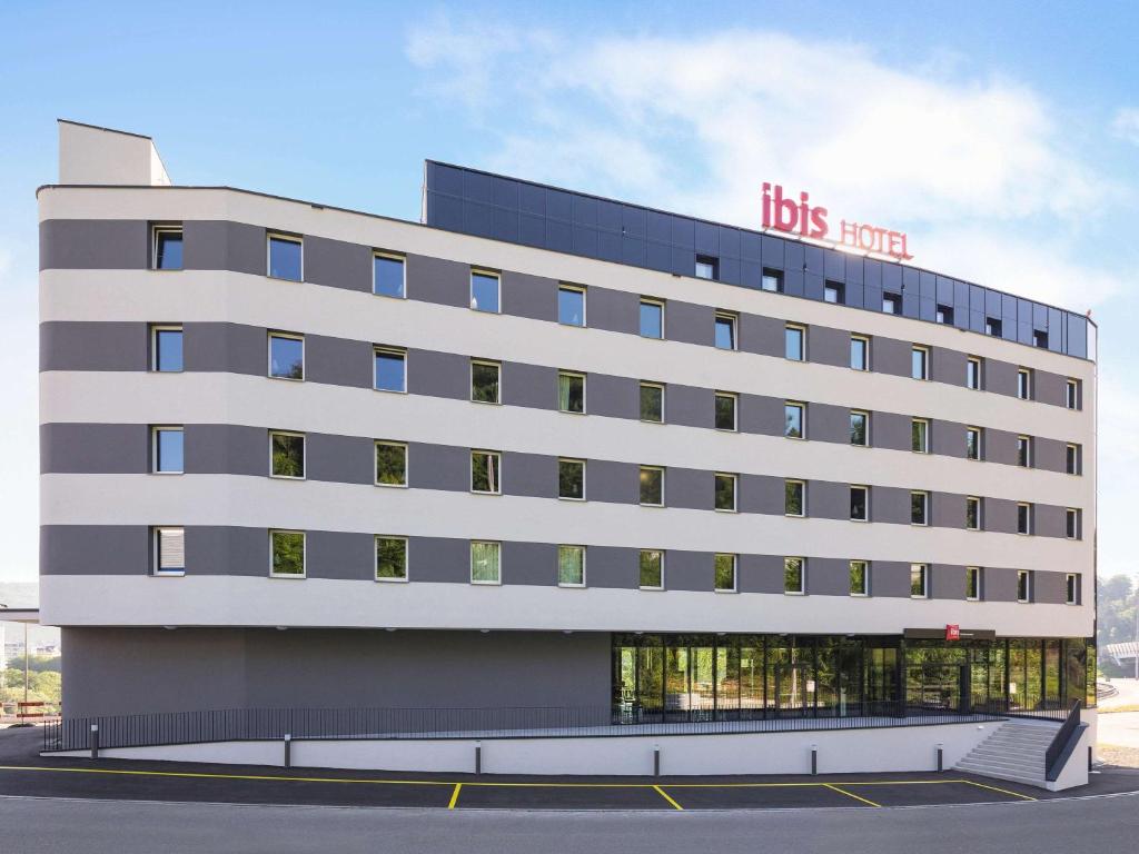巴登ibis Baden Neuenhof的上面有hbs酒店标志的建筑
