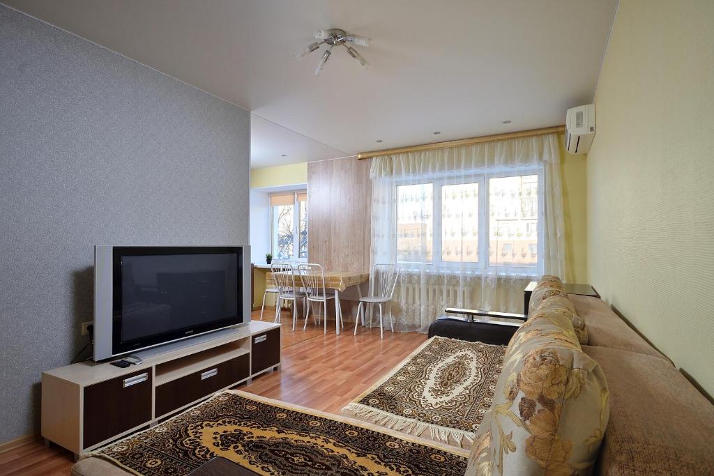 鄂木斯克apartment Karla Marksa 31的带沙发和平面电视的客厅