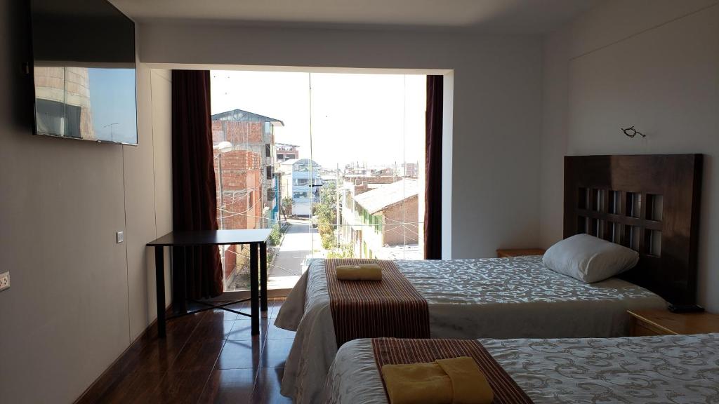 库斯科拉卡巴那旅馆的酒店客房设有两张床和大窗户。