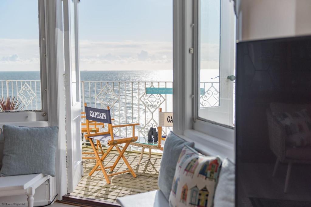 福克斯通Seagulls by Bloom Stays的客房设有海景阳台。