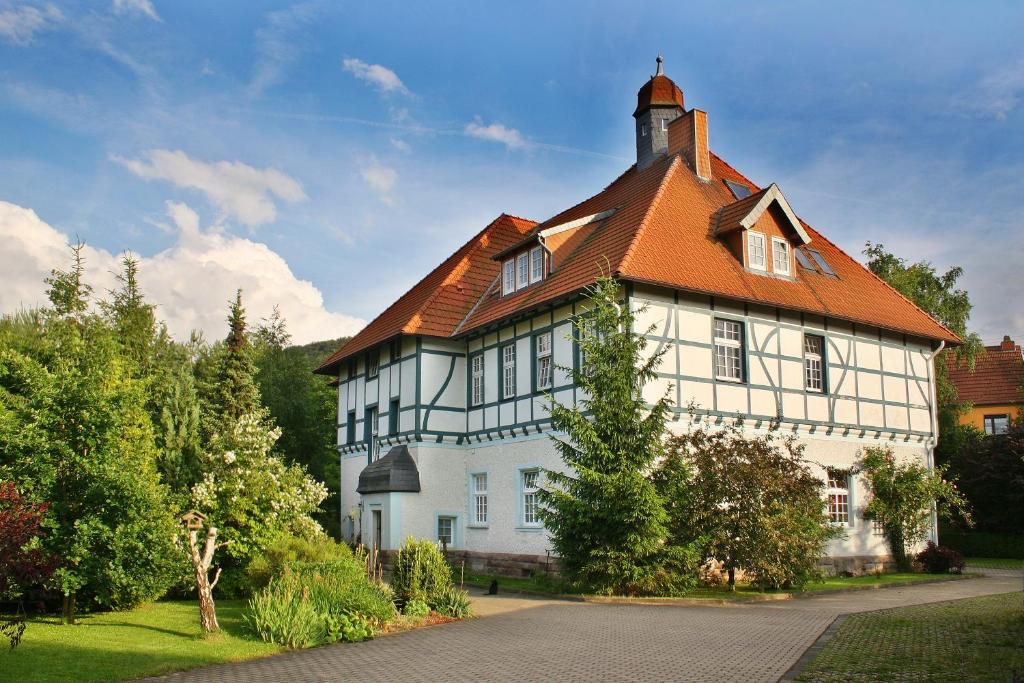 GöllingenFerienwohnung Hoff的一座白色的大房子,有橙色的屋顶