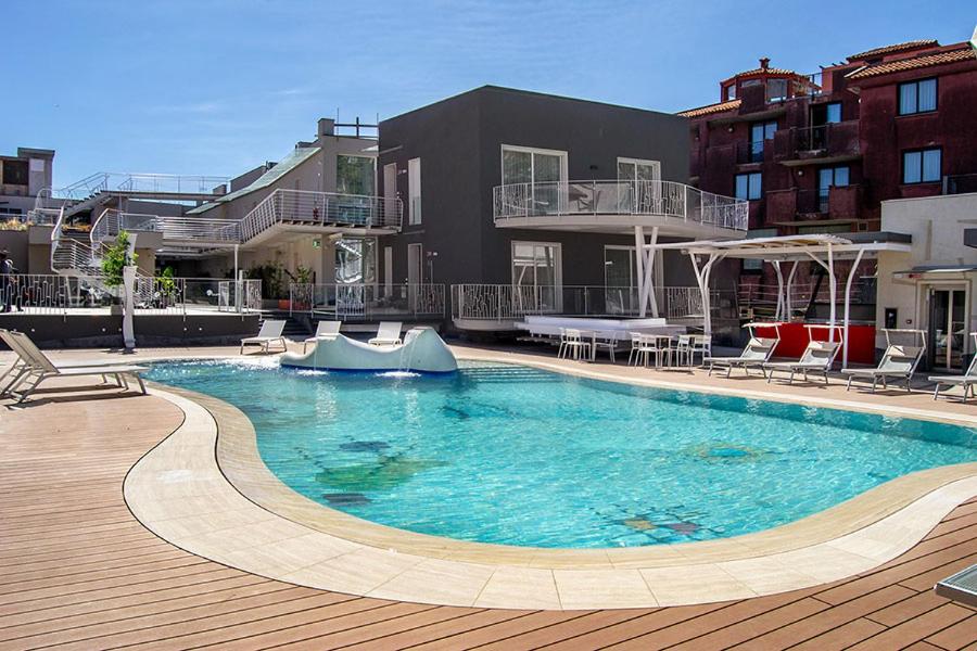 阿茨特雷扎Ciclope Resort的一座带椅子的大型游泳池和一座建筑