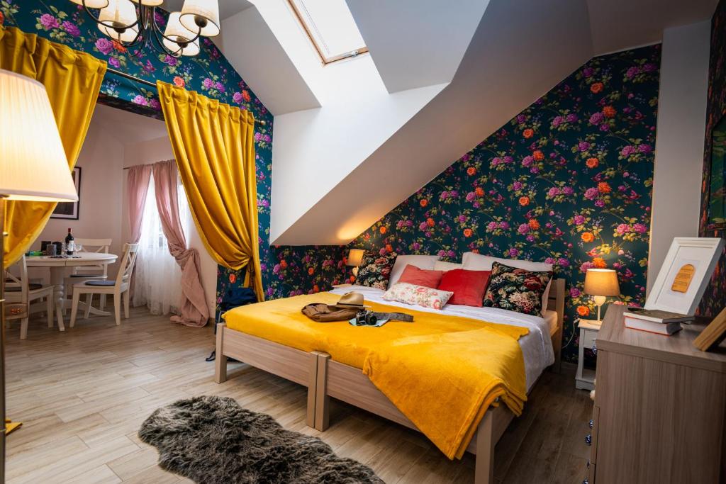 LiszkiPokoje w Starej Karczmie的一间卧室配有一张黄色的床和花卉壁纸