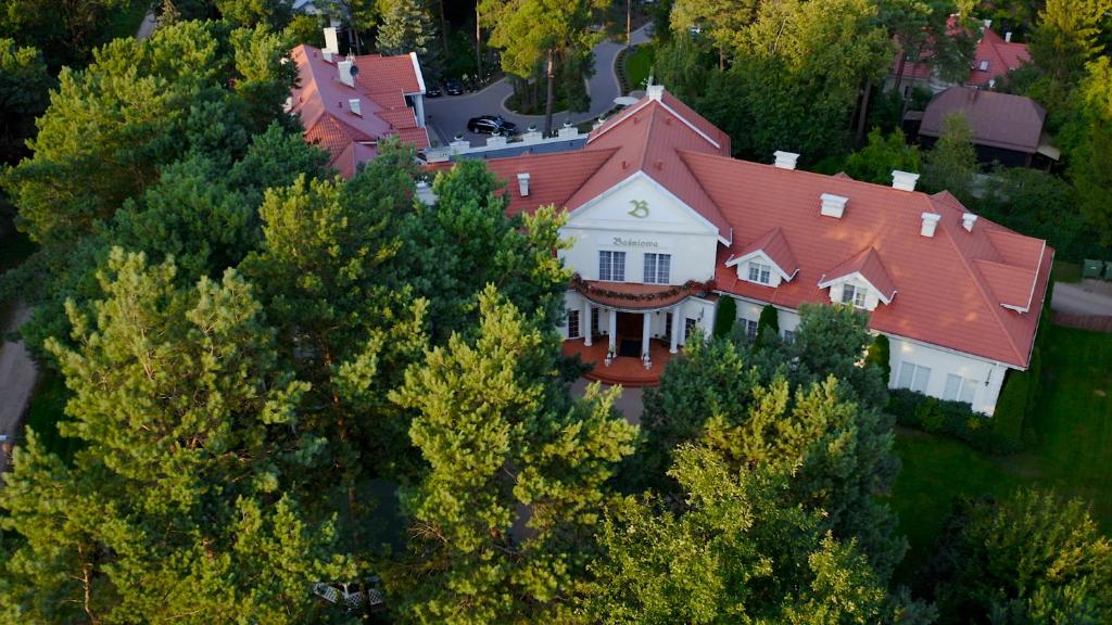 维什库夫Baśniowa的树顶上有一个红色屋顶的大房子