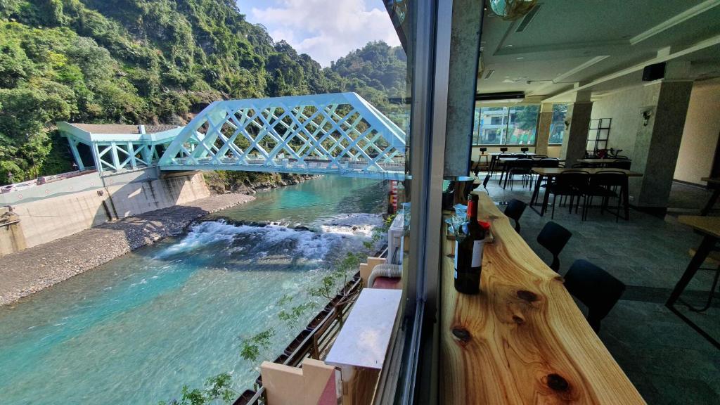 乌来乌来水岸温泉馆的享有河流和蓝色桥梁的景色