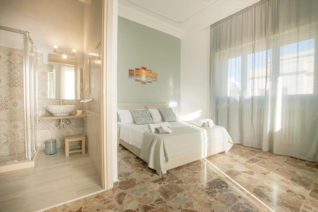 莫尔恰诺迪莱乌卡Salento Inside的一间带白色床的卧室和一间浴室