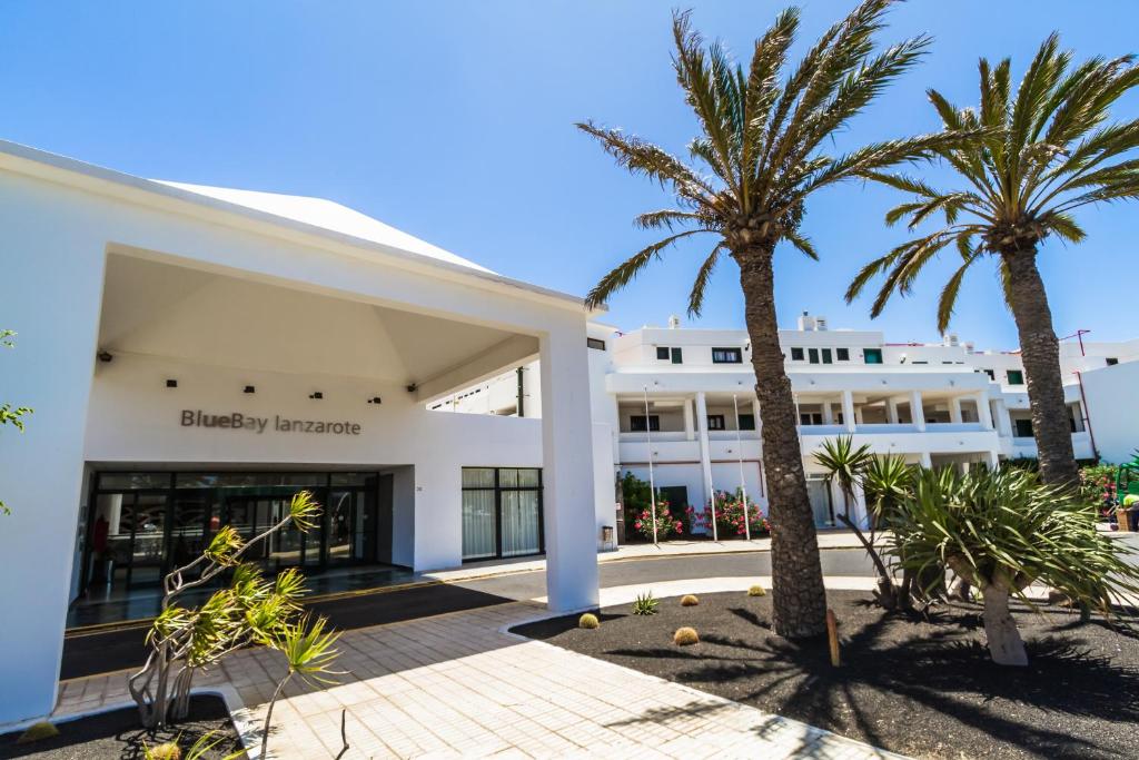 科斯塔特吉塞兰萨洛特蓝湾酒店的一座棕榈树建筑