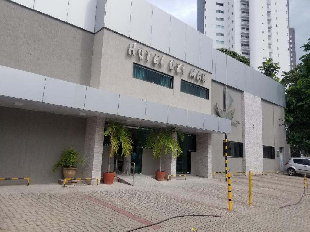 累西腓Hotel Uzi Mar的一座建筑,上面有标志,上面写着酒店俱乐部的标志