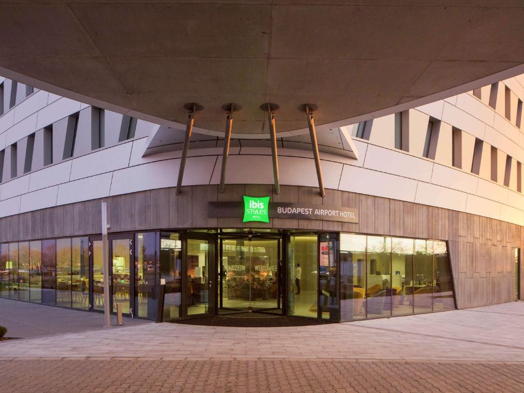 韦切什布达佩斯机场宜必思尚品酒店的带有旋转门的建筑物入口
