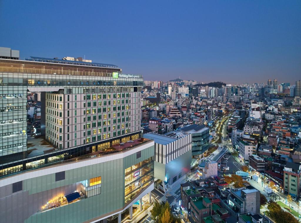 首尔首尔弘大智选假日酒店的享有夜间城市景观和建筑