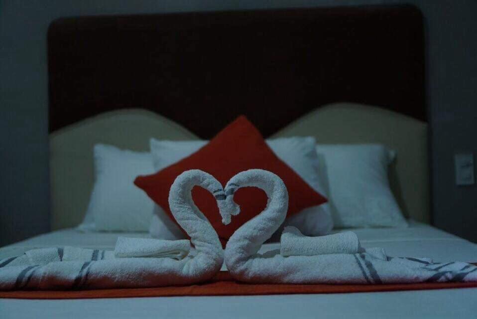 塔比拉兰7 Meadows Inn的一张带两个天鹅的毛巾床