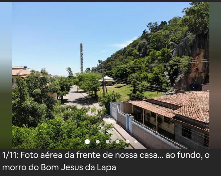 邦热苏斯-达拉帕casa pedacinho do morro的街道上坐火车的山景